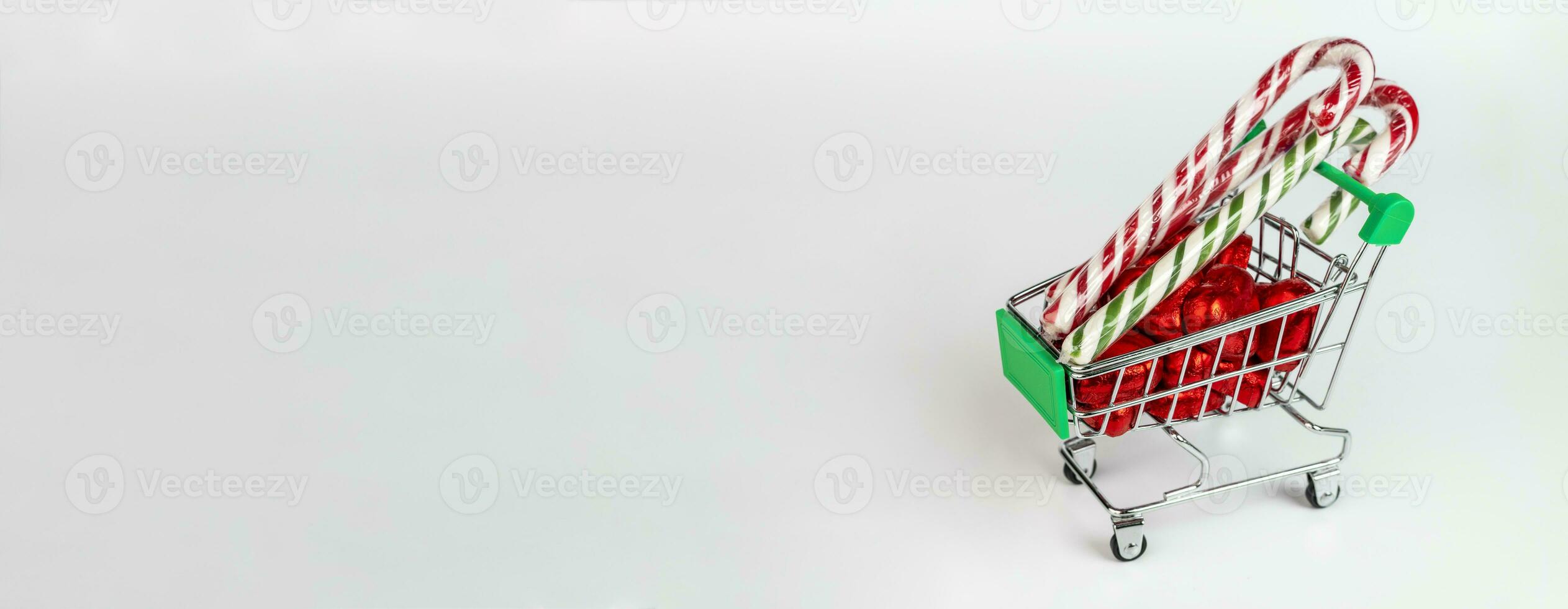 une supermarché chariot chargé avec des sucreries et Noël caramel cannes photo
