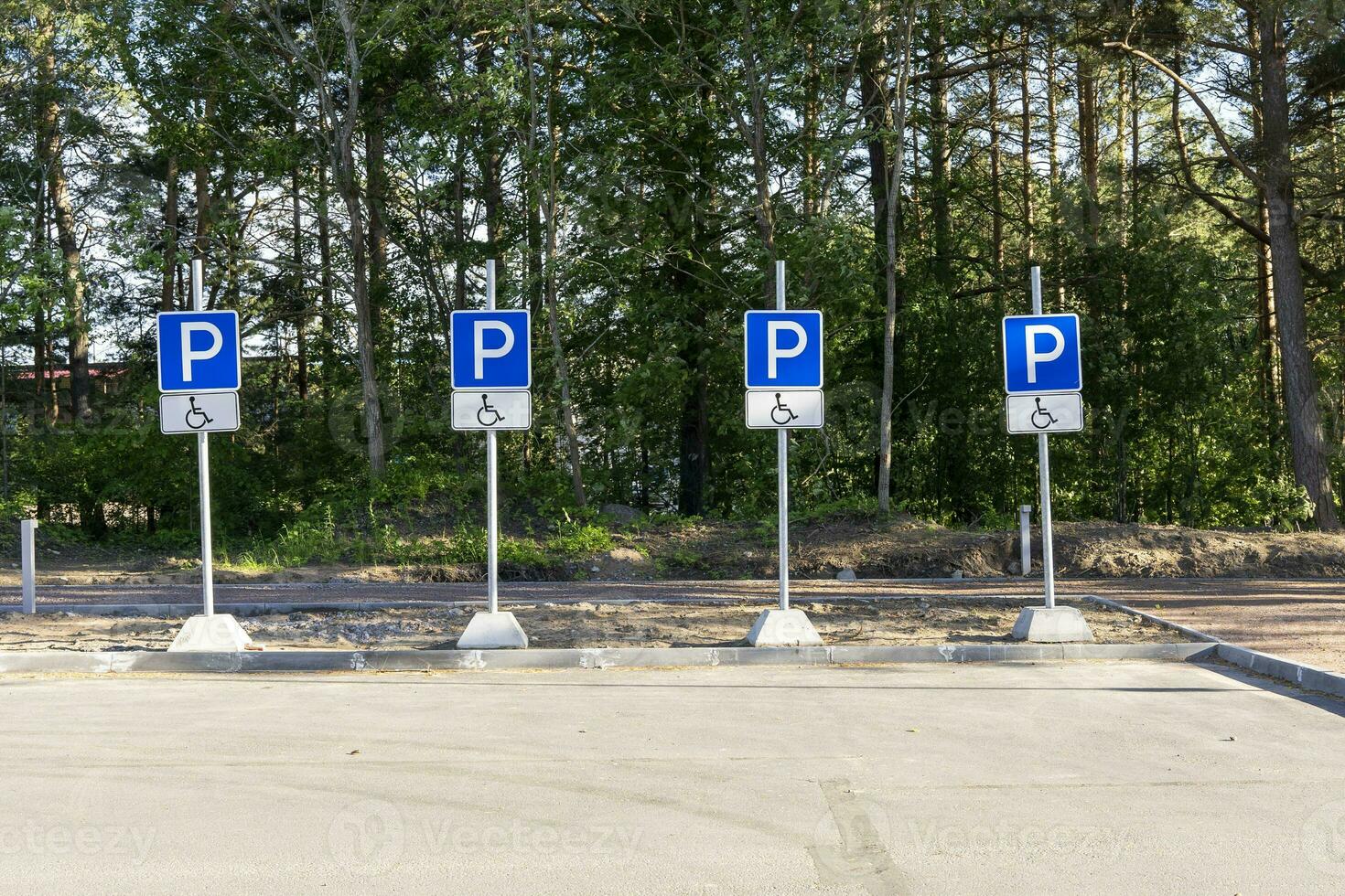 parking panneaux pour gens avec handicapées dans le parc photo