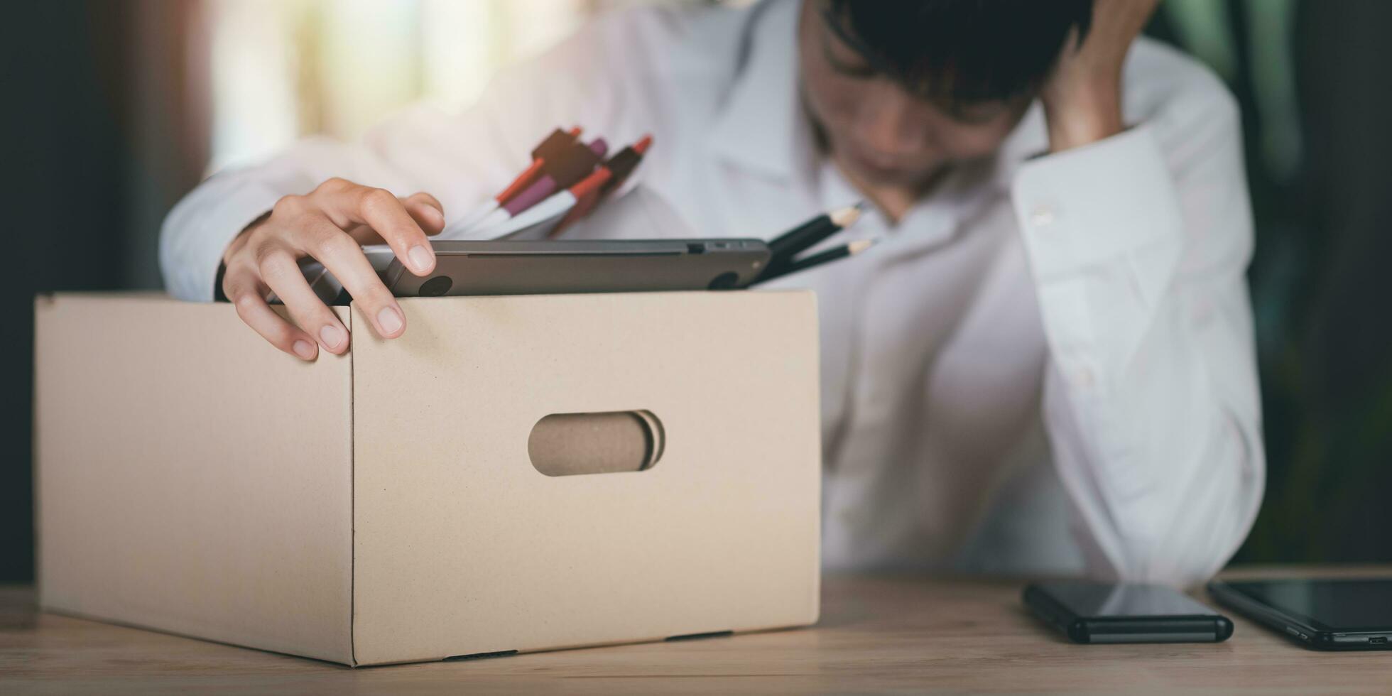 des employés ou sans emploi en portant une papier carton boîte ,montrer Résiliation concept ,résigné de une emploi, a été mis à la porte ou la gauche une emploi ,récession problèmes ,la faillite dans affaires ,en quittant une emploi ,nouveau carrière chercher photo