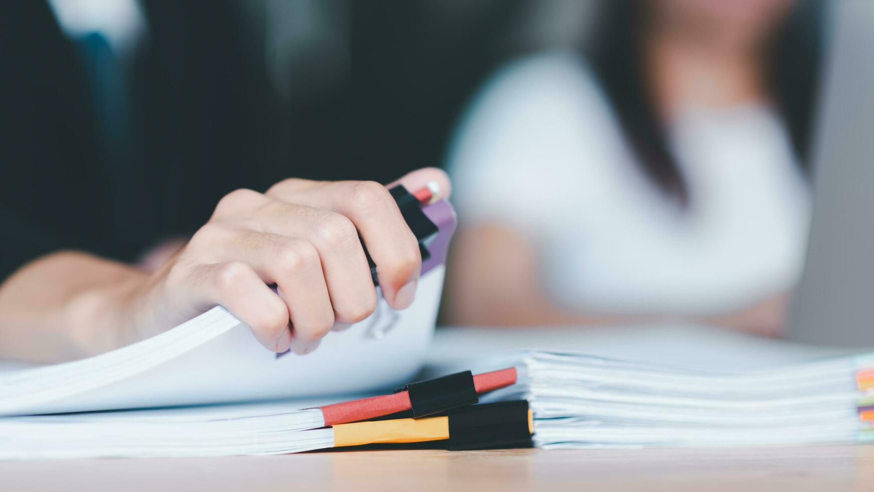 comptable gère et examine Bureau les documents ,comptabilité les documents ,rapports pour impôt temps une analyse ,plan la revue processus et évaluer exactitude ,entreprise document évaluation processus photo