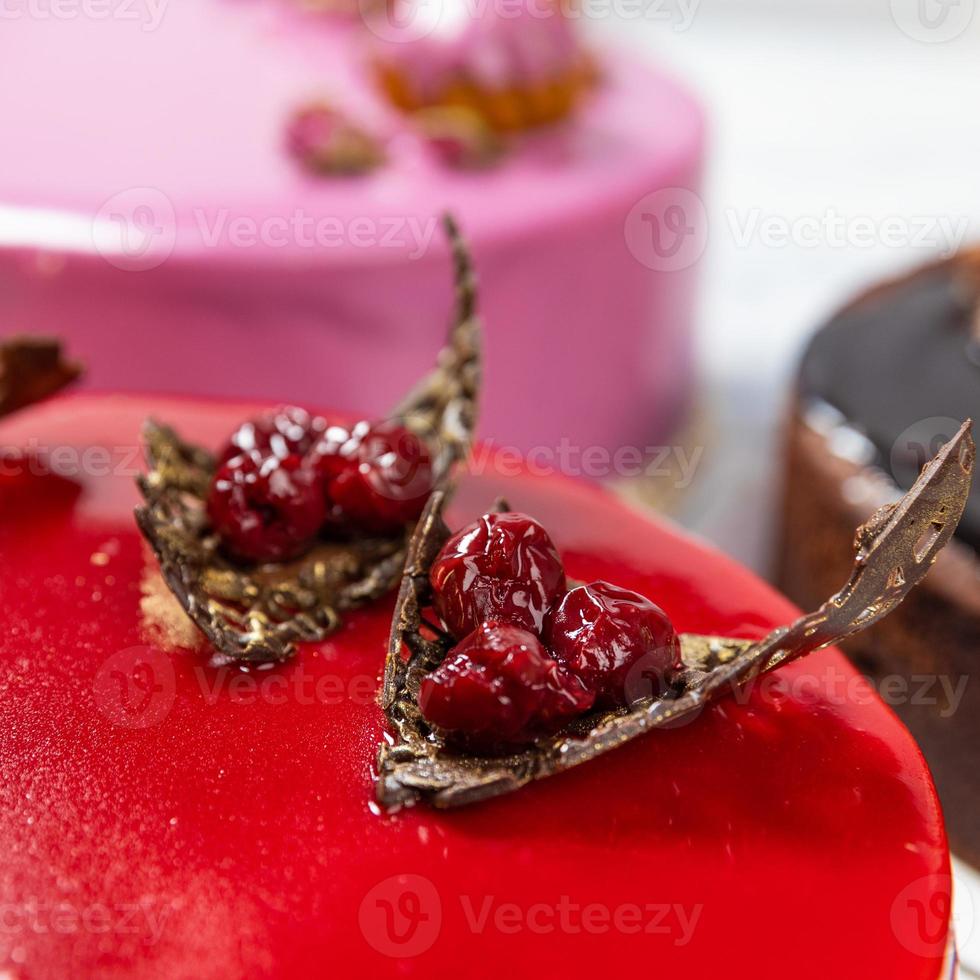 Beau gâteau de confiture rouge sur fond blanc, cerise se bouchent photo