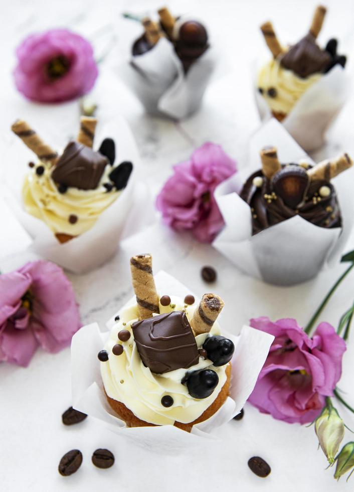 Petits gâteaux au chocolat sur fond de marbre blanc photo