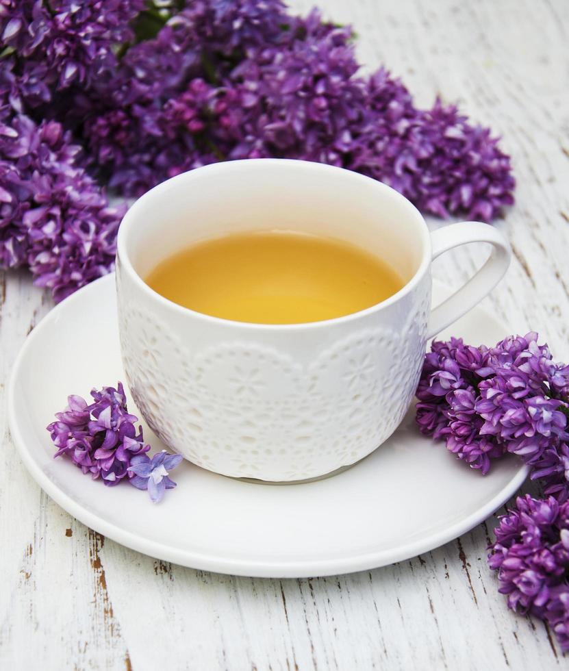 tasse de thé et fleurs lilas photo