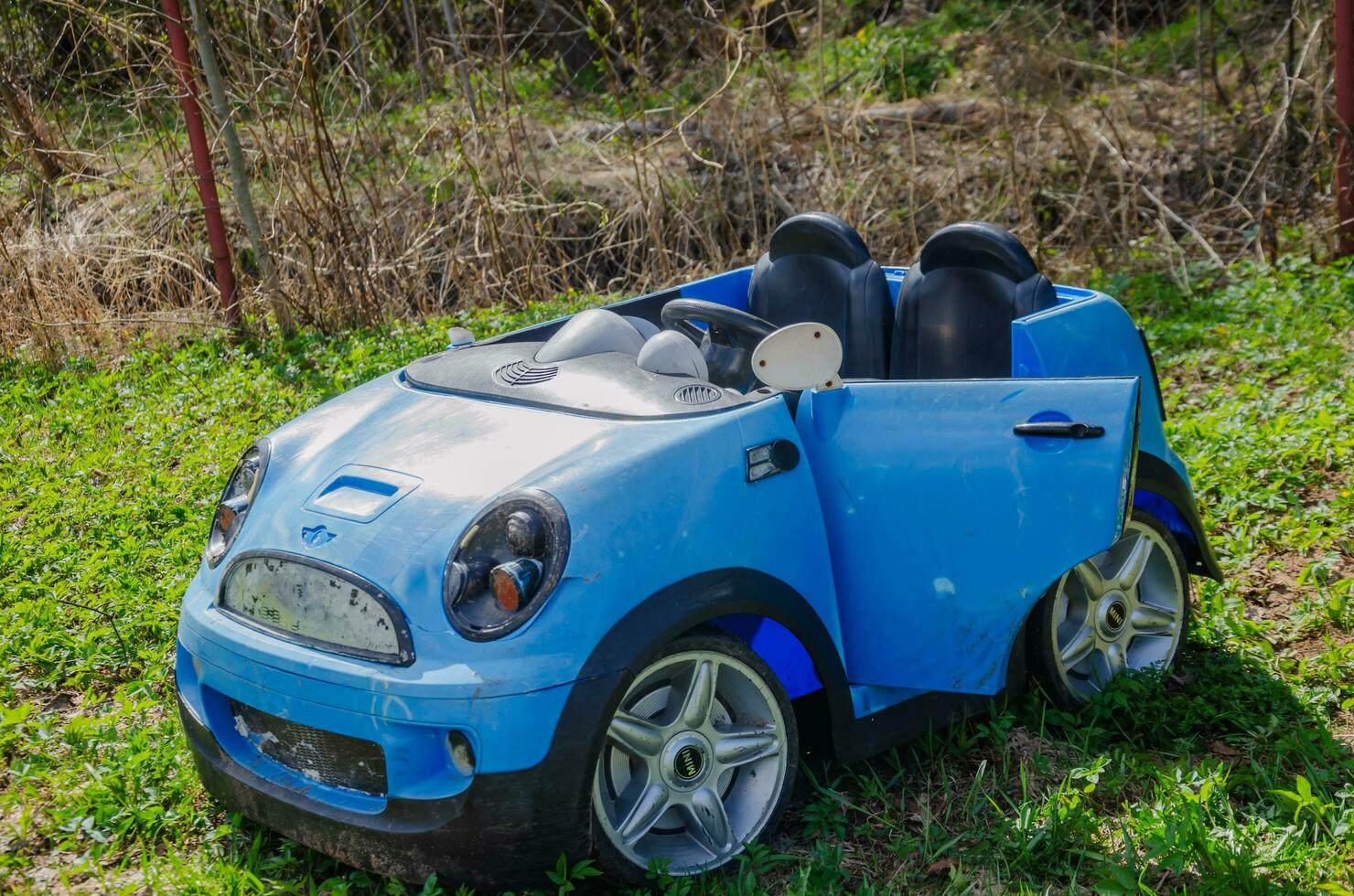 enfants bleu voiture à balade le enfant. photo