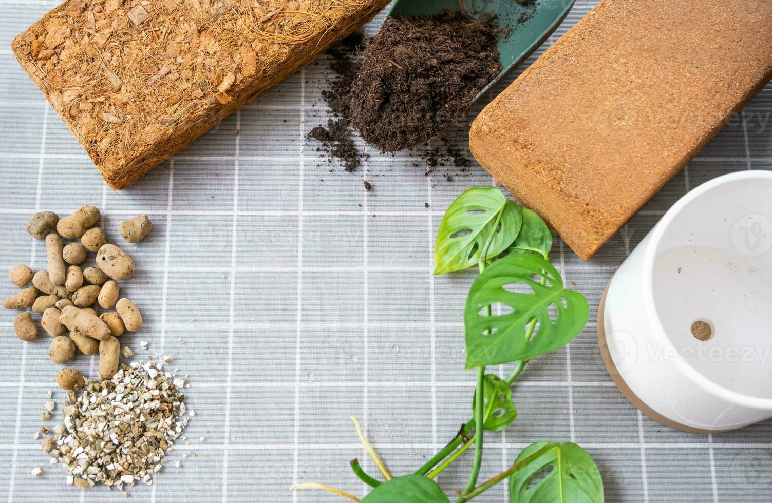 Ingrédients Pour Le Sol Des Plantes En Pot Maison Tourbe Terre Sable Perlite  Vermiculite Noix De Coco Un Mélange Pour Planter Des Plantes Dans Un Pot