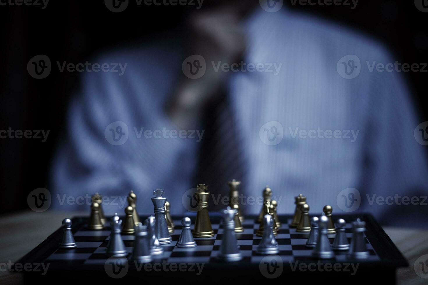 homme d'affaire en jouant échecs pense problème résoudre. affaires compétition Planification travail d'équipe, international échecs, des idées et compétition et stratégie, affaires Succès concept, stratégique concept.. photo