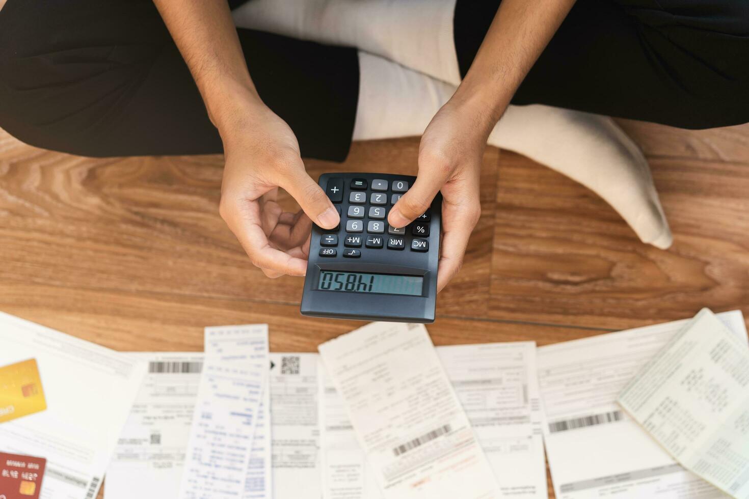 Haut vue financier devoir asiatique Jeune homme séance souffrir, stressé et confus par calculer frais de facture, crédit carte facture non argent à Payer hypothèque ou prêt. dette, faillite ou faillite personnes. photo