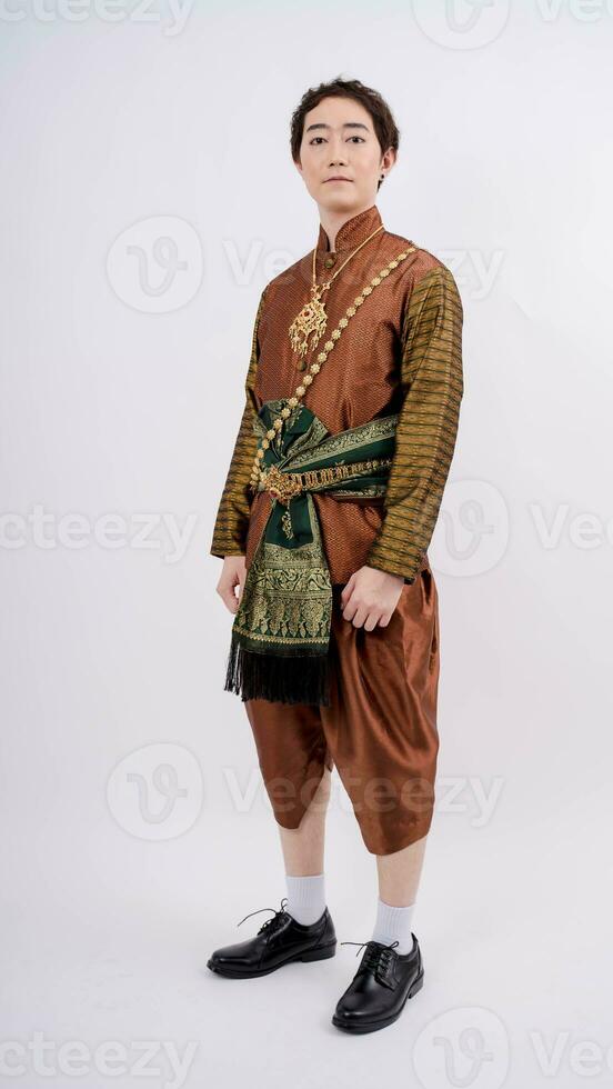 asiatique Beau homme portant typique thaïlandais robe avec blanc arrière-plan, identité culture de Thaïlande photo