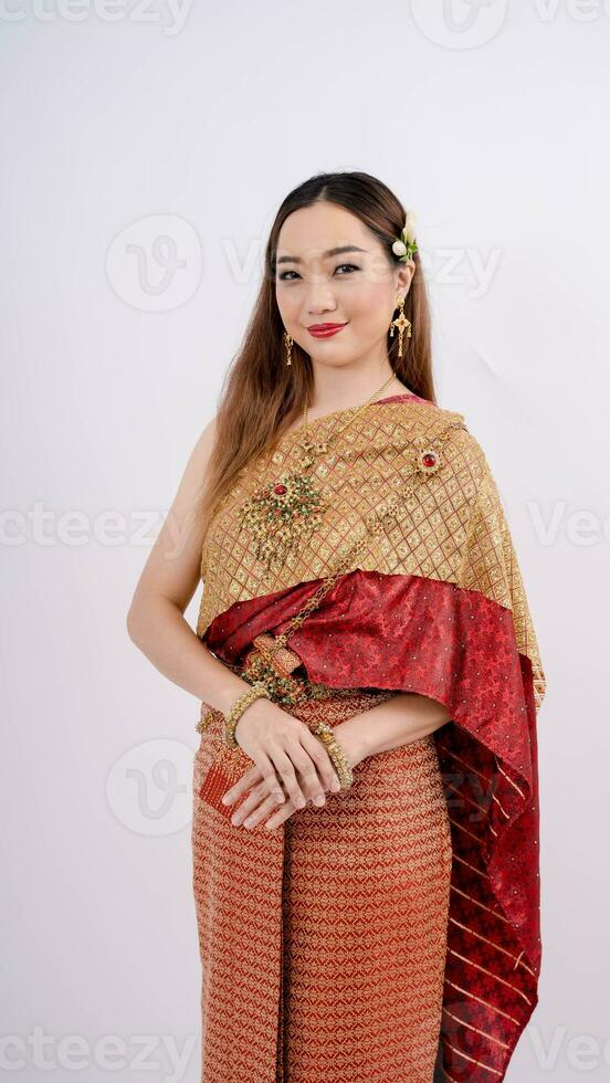 luxe portrait de une magnifique thaïlandais fille dans traditionnel thaïlandais costume souriant isolé sur blanc Contexte photo