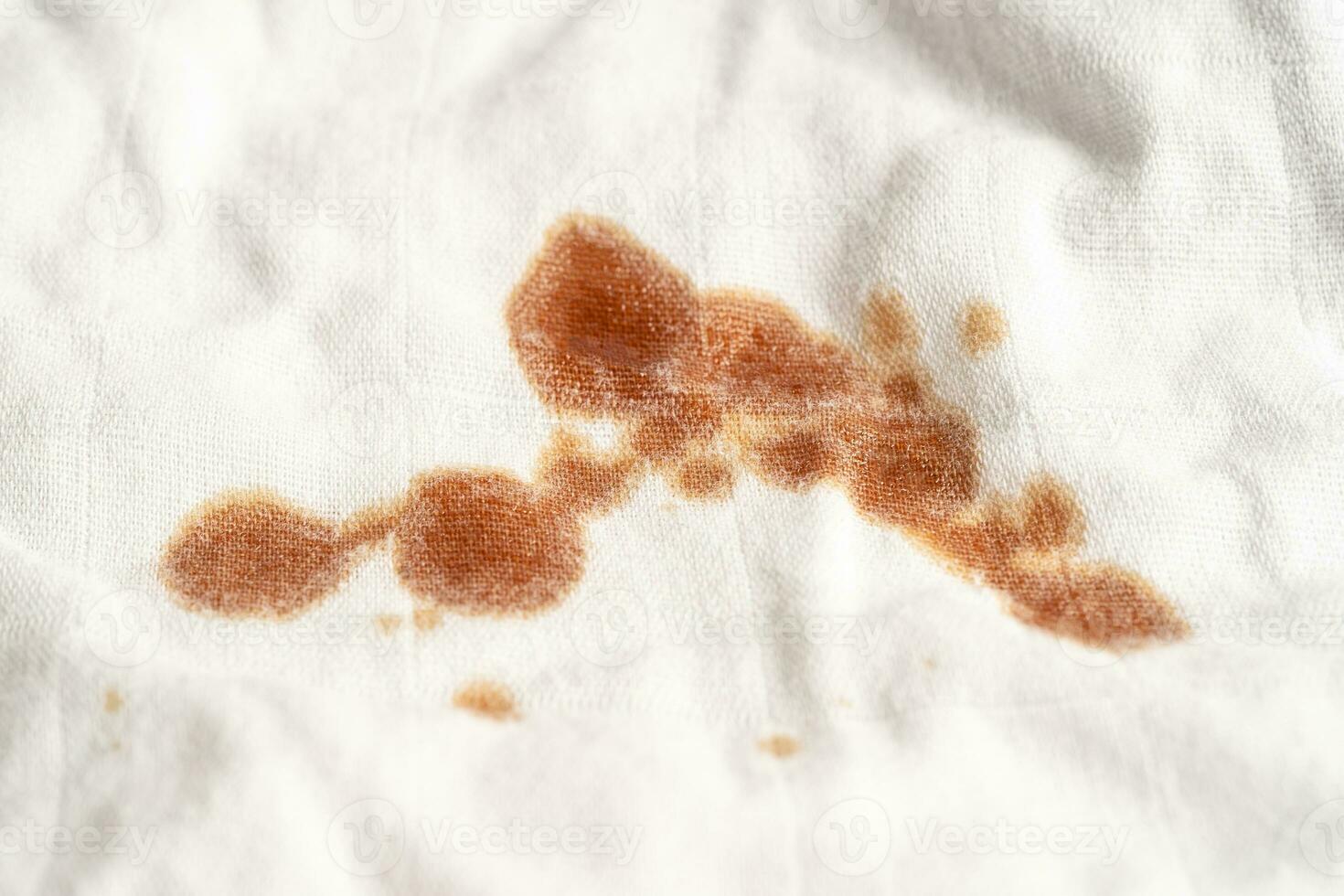 tache de sauce sale sur un chiffon à laver avec de la lessive en poudre, concept de nettoyage des tâches ménagères. photo