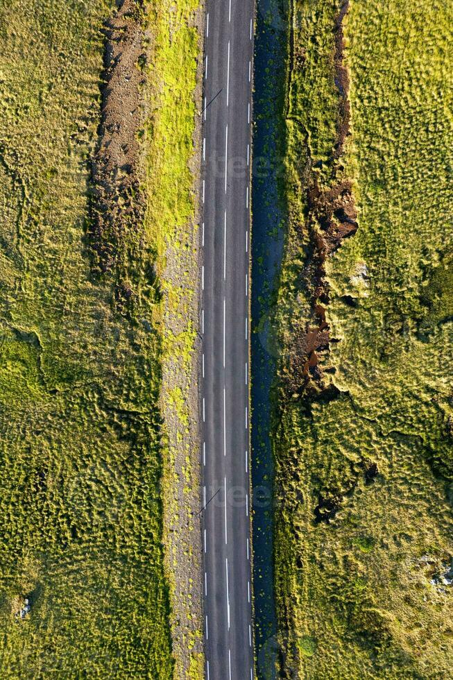 asphalte Autoroute parmi le moussu lave champ dans été à Islande photo