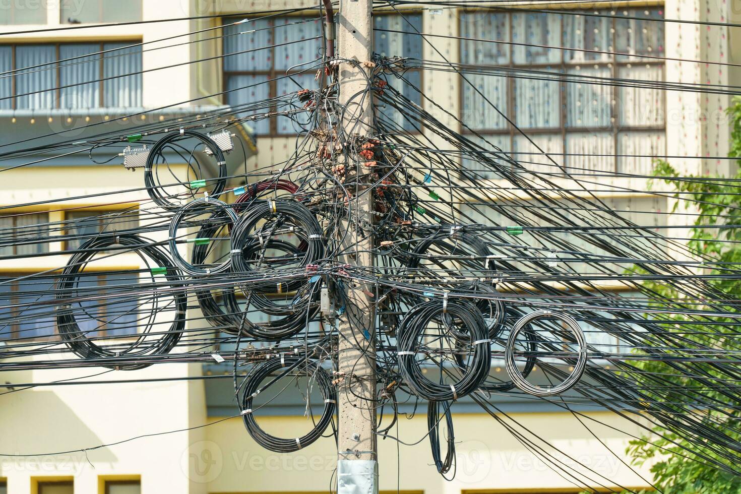 Puissance câble et communication, Téléphone, l'Internet câble emmêlé en haut sur le électrique utilitaire pôle photo