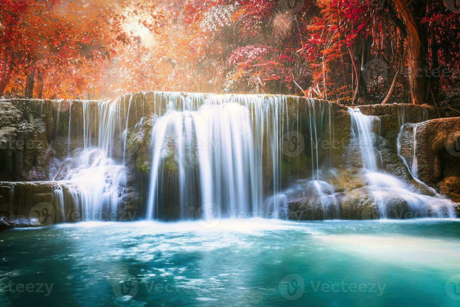 cascade écoulement dans l'automne tropical forêt tropicale à nationale parc photo