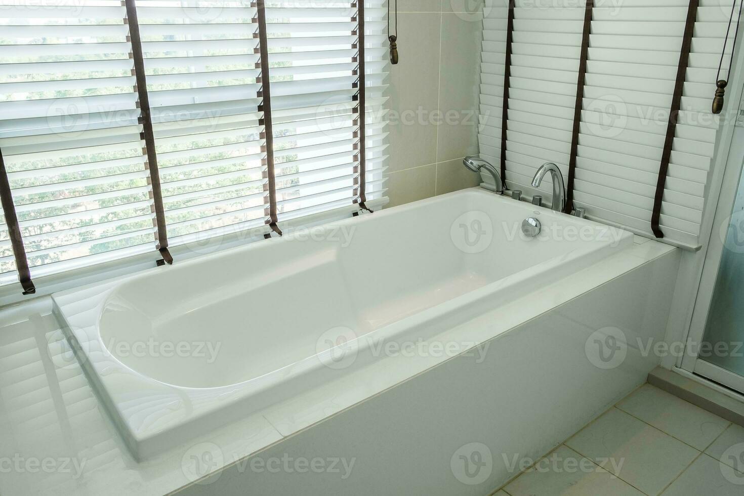 baignoire blanc céramique intérieur luxe photo