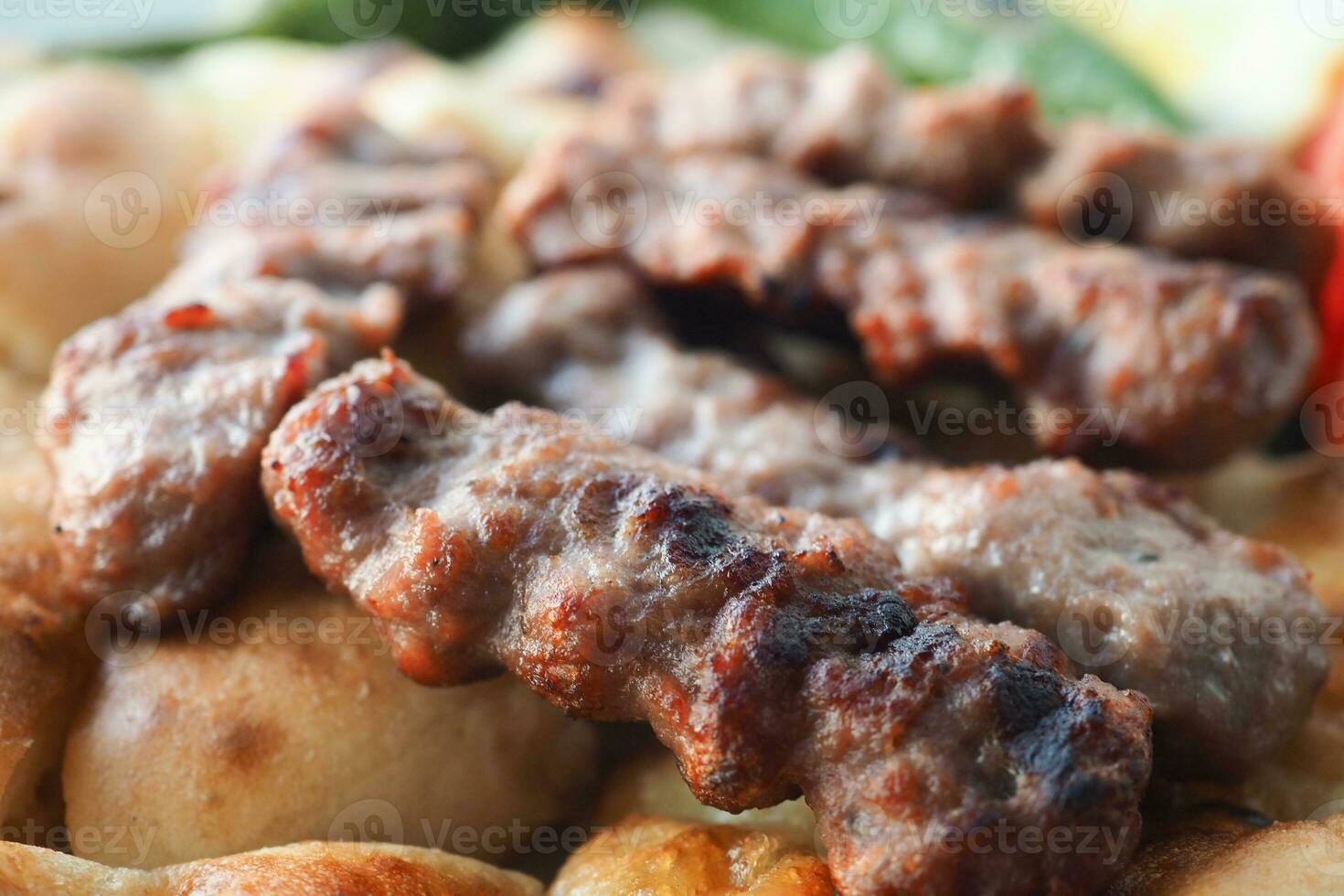 kebab, traditionnel turc Viande nourriture avec salade sur une assiette photo