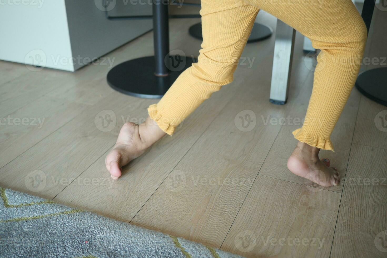 faible angle vue de une enfant en marchant sur la pointe des pieds photo