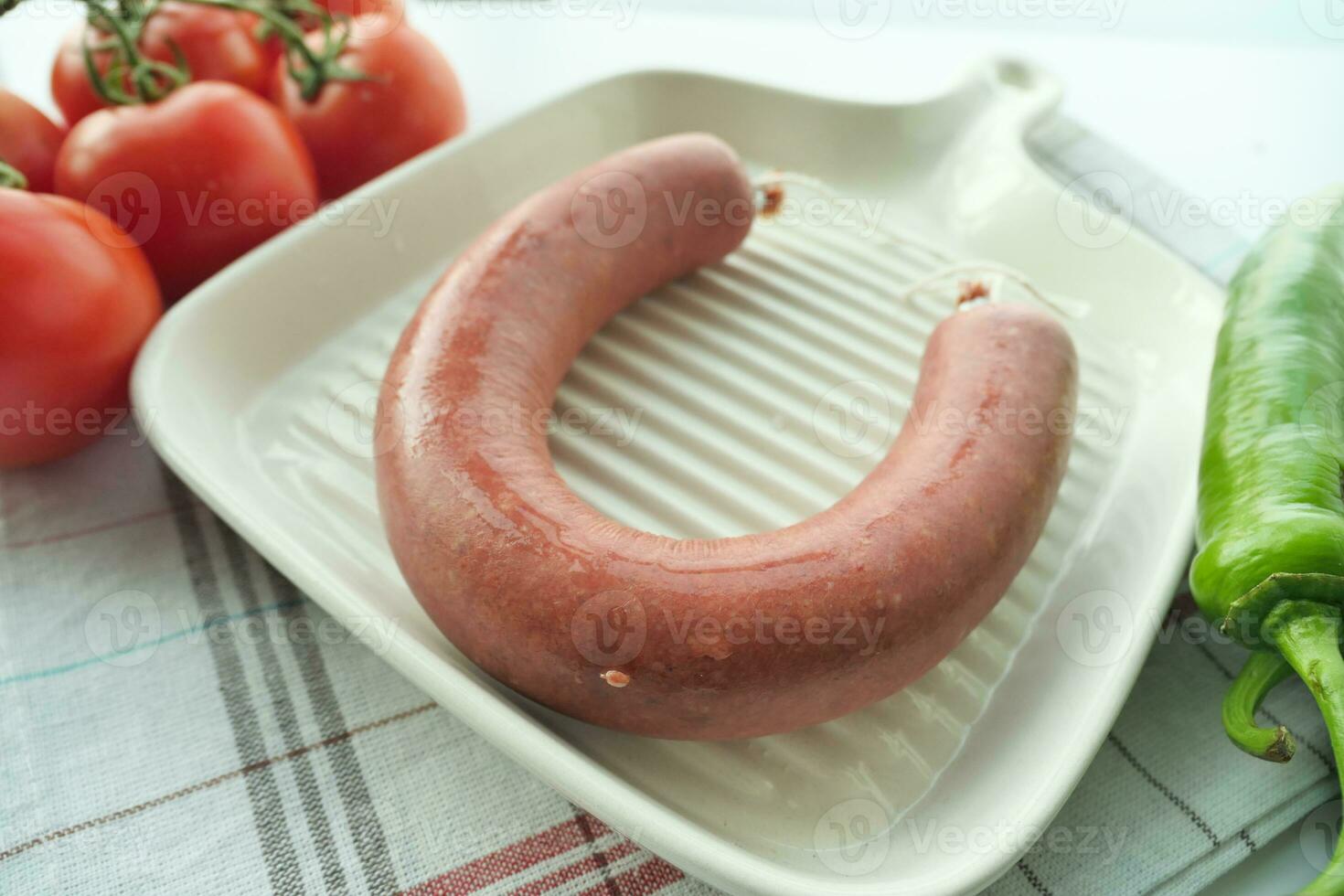 brut Frais saucisse et des légumes sur table photo