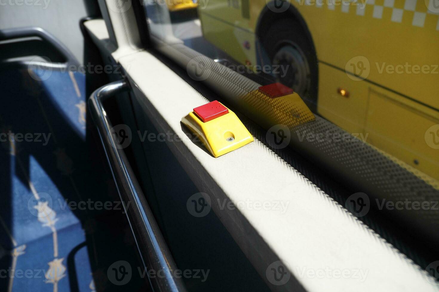 fermer de autobus cloche commutateur pour Arrêtez à l'intérieur le Publique autobus photo