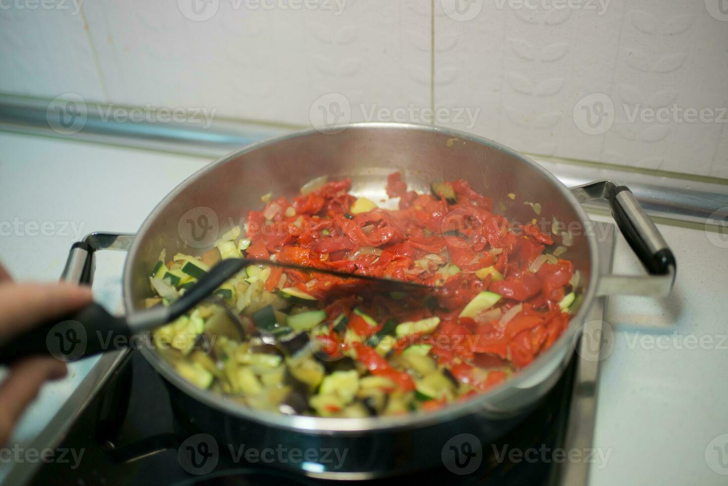 méconnaissable la personne cuisine des légumes photo