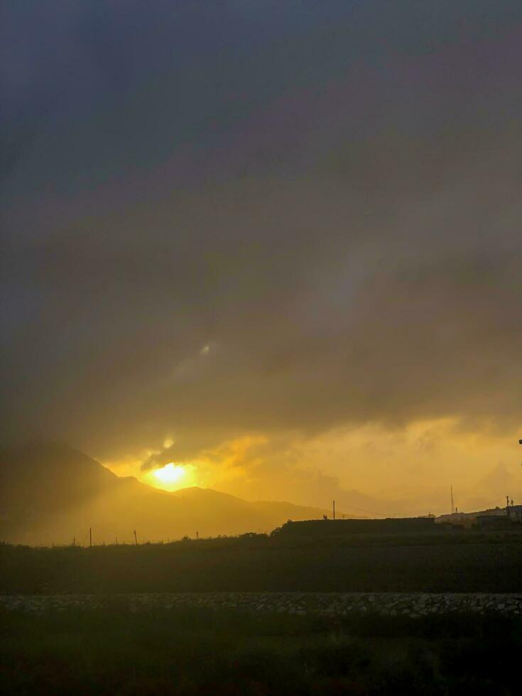 glorieux le coucher du soleil paysage avec une pittoresque réglage photo