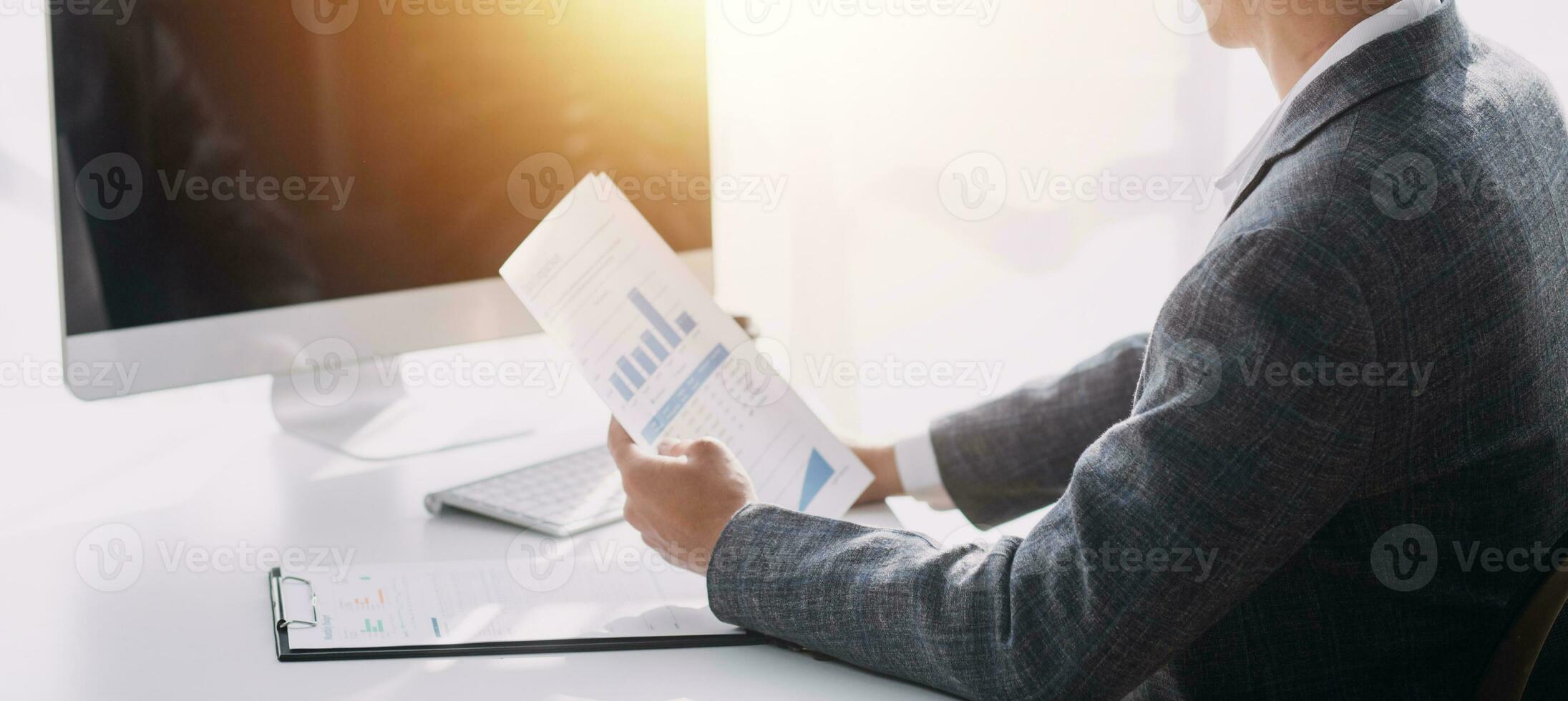 documents d'affaires, auditeur femme d'affaires vérifiant le document de recherche juridique préparer des documents ou un rapport pour analyse temps d'impôt, documents comptables données contrat partenaire traiter au bureau du lieu de travail photo