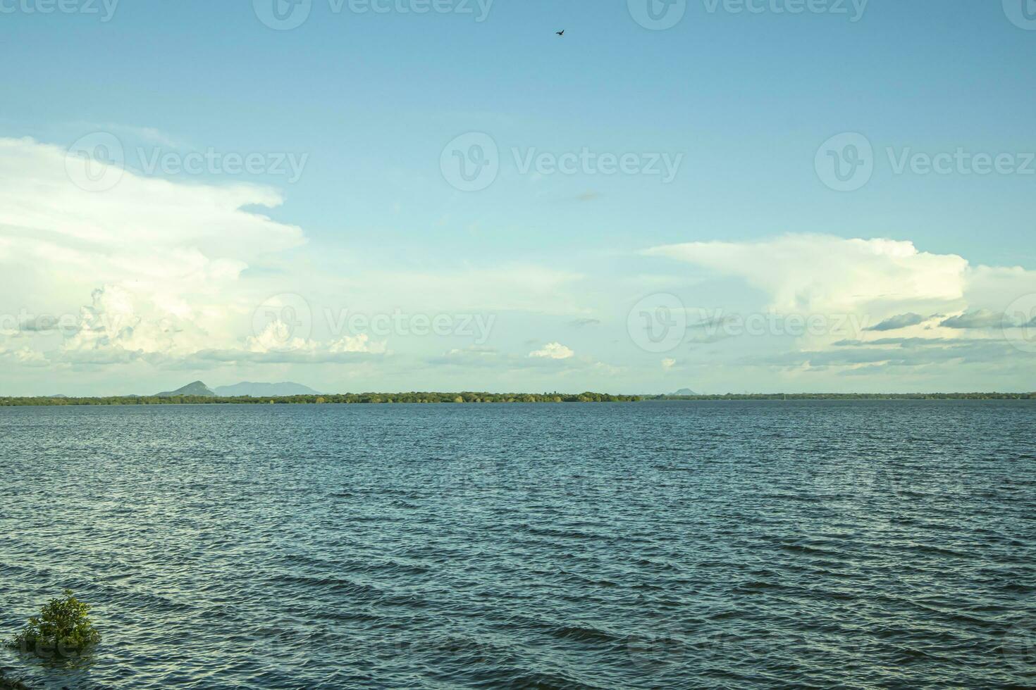 paysage de le Lac avec bleu ciel et blanc des nuages. photo