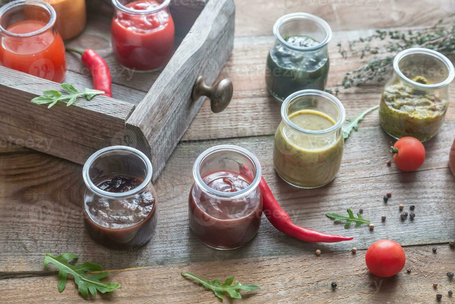 assortiment de sauces dans le verre pots avec Ingrédients photo