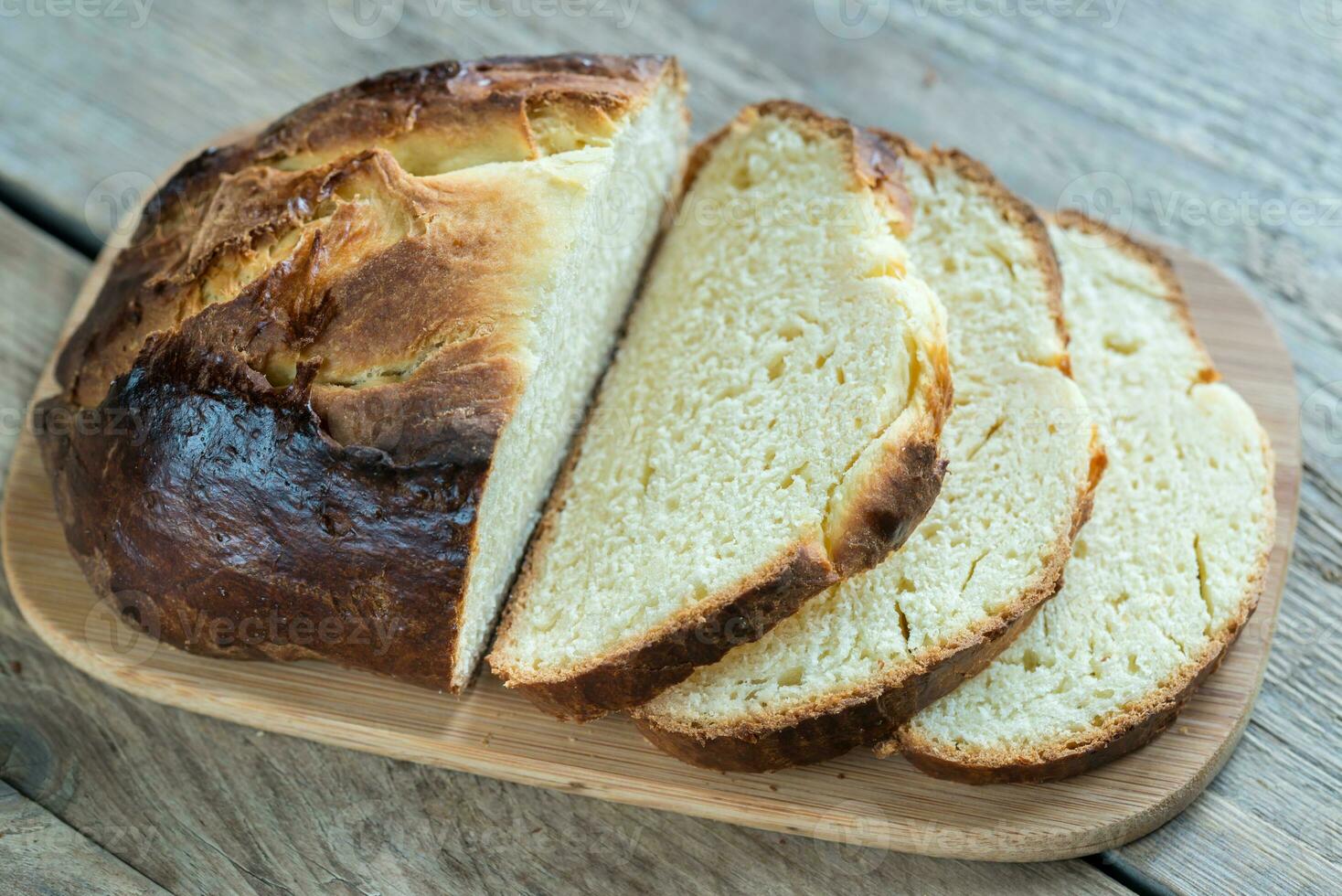 brioche pain sur le en bois planche photo