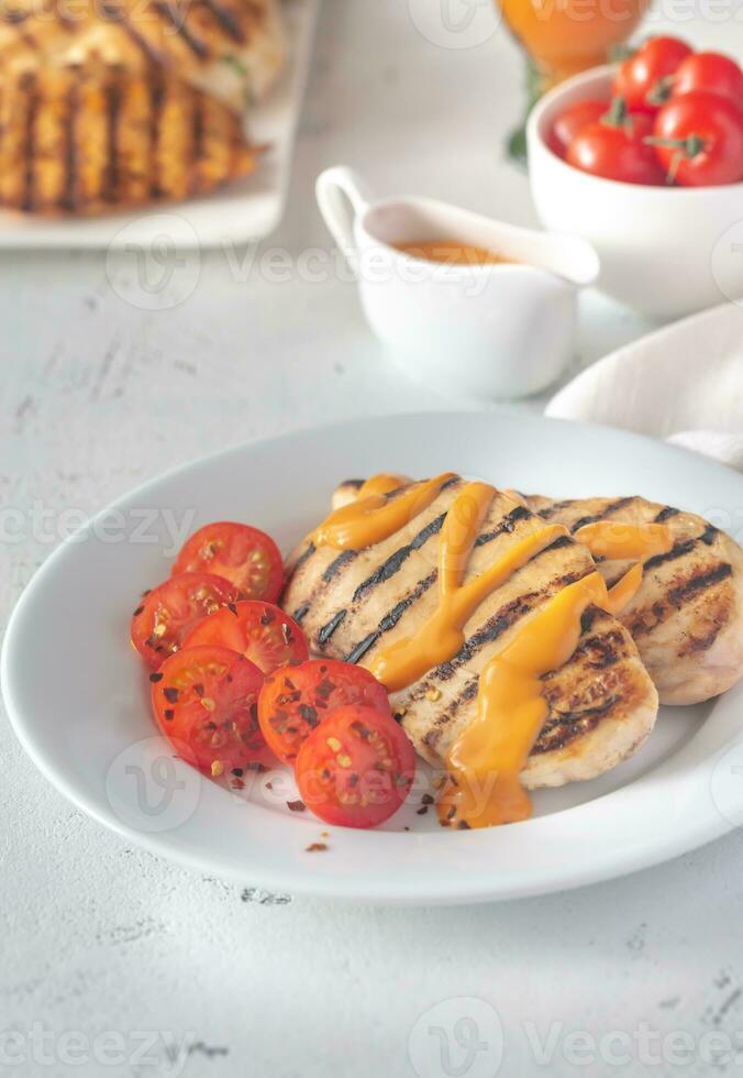 poitrine de poulet grillée avec sauce et tomates cerises photo