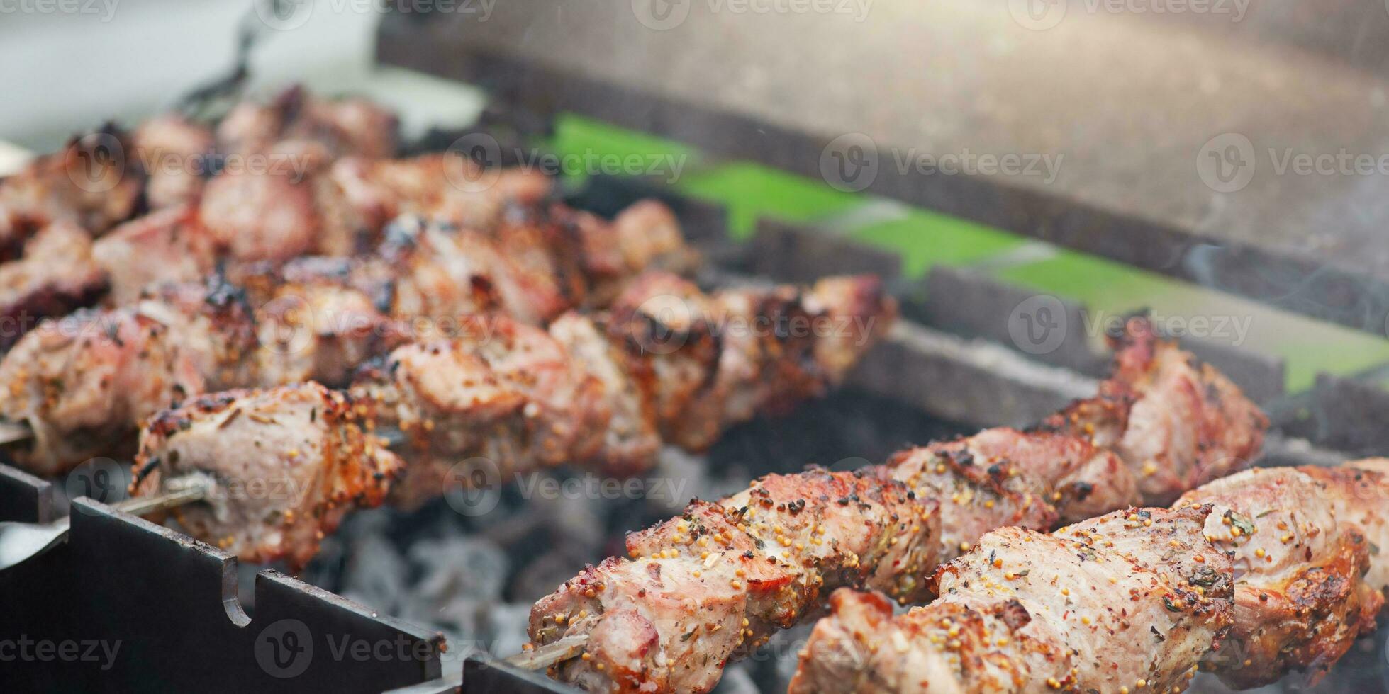 porc est cuit dans épices sur le gril. frit Viande, shish kebab. photo