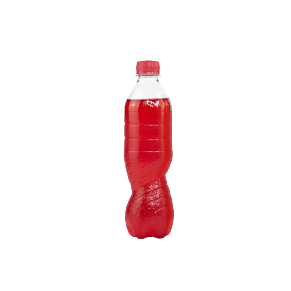 Eau pétillante rouge dans une bouteille en plastique isolé sur fond blanc photo