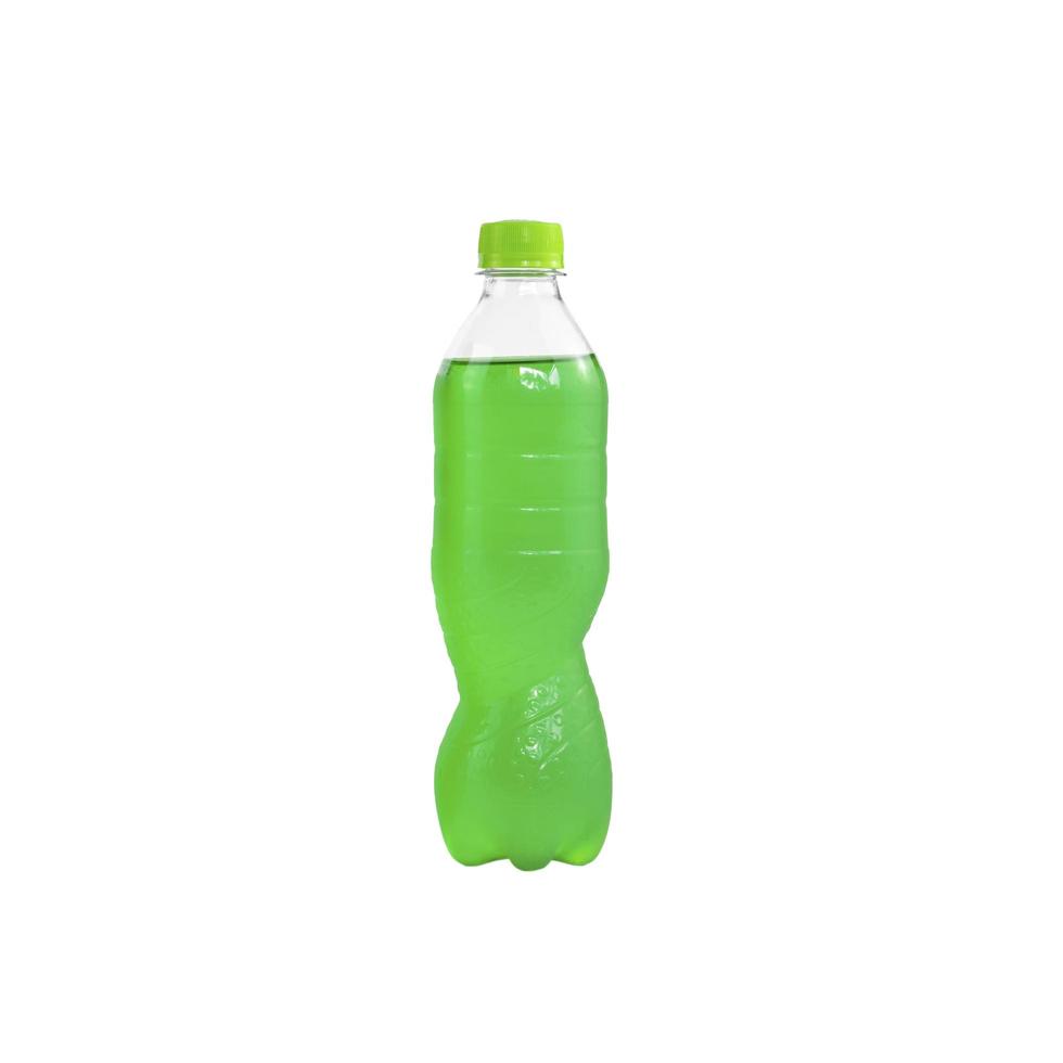 Eau pétillante verte dans une bouteille en plastique isolé sur fond blanc photo