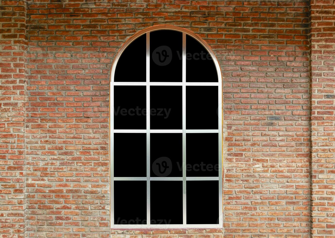 courbe fenêtre avec noir verre sur brique mur photo