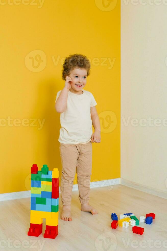 jouets éducatifs pour enfants, avec des formes de blocs et avec des  chiffres et des couleurs 11890570 Photo de stock chez Vecteezy