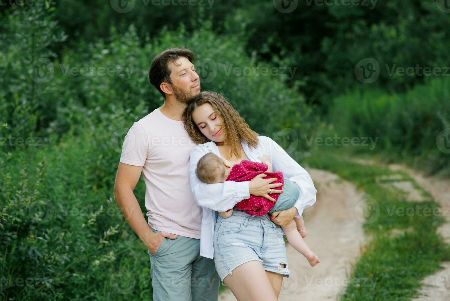 une mère et père avec une enfant fils en marchant dans le les bois. famille vacances en voyageant avec une enfant photo