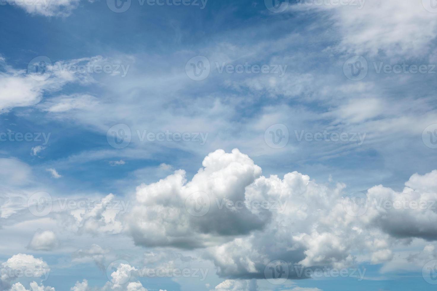 nuages blancs duveteux avec ciel bleu photo