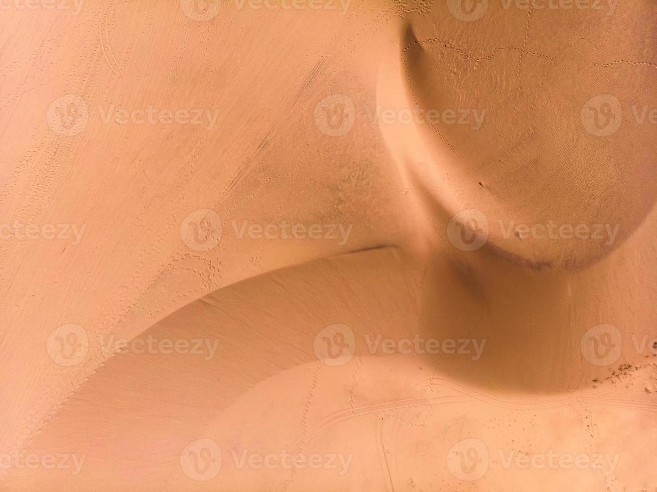 dune de sable sinueuse dans le désert photo