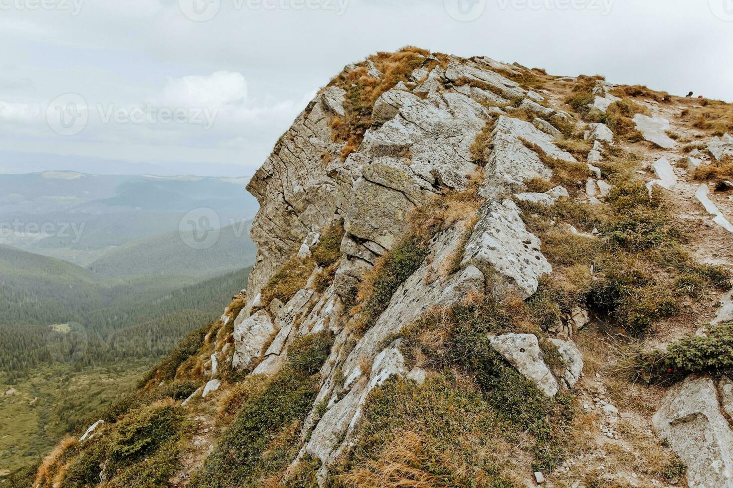 une Roche fabriqué de pierre dans le montagnes sur le Contexte de une panoramique ciel photo