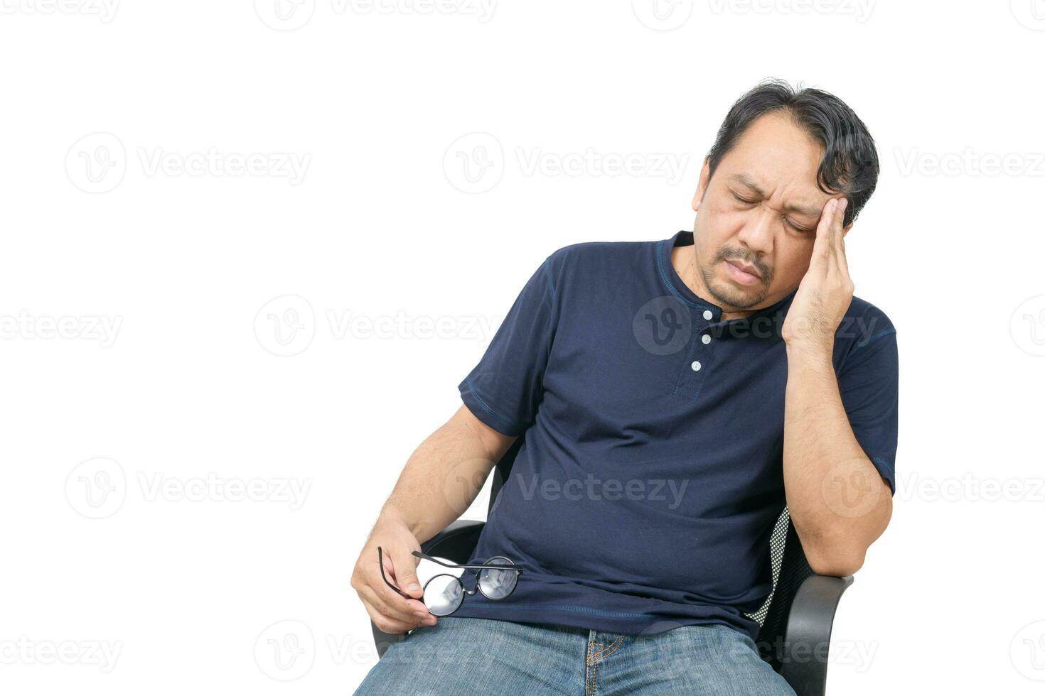 âge moyen homme séance sur chaise et sentiment stressé et mal de crâne isolé photo