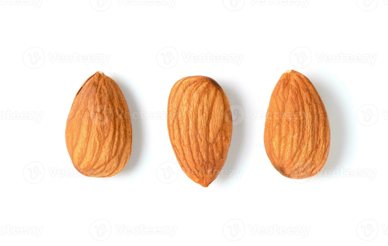 Trois pelé amandes isolé sur blanc Contexte. photo