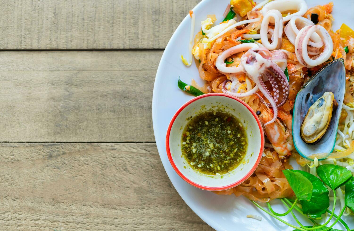 sauté riz nouilles ou tampon thaïlandais avec crevette, moules et calmar. photo