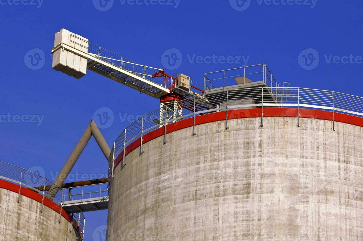 silos en dessous de construction photo