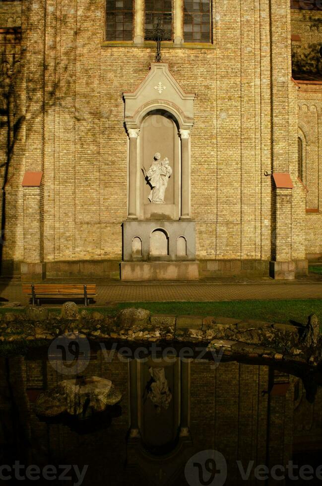 catholique statue avec réflexion dans une Lac photo