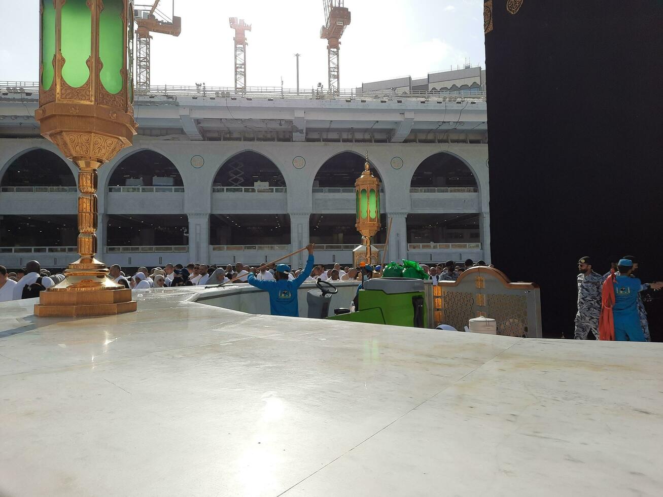 Mecque, saoudien Saoudite, mai 2023 - une magnifique vue de nettoyage je les déteste pendant jour près le kaaba dans le Cour de masjid al-haram, Mecque. photo