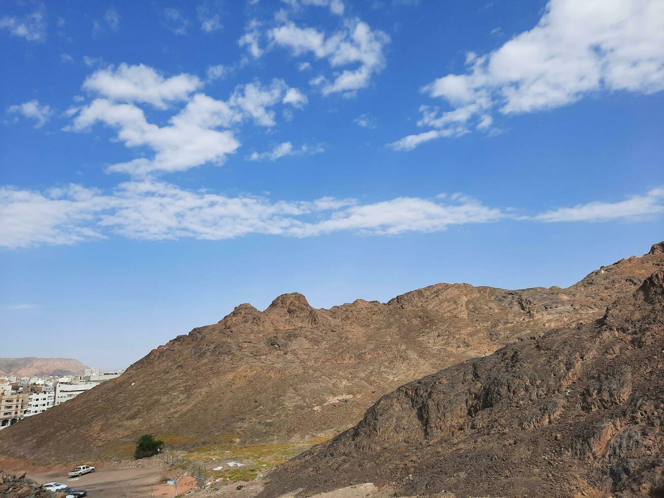 médina, saoudien Saoudite, avril 2023 - magnifique jour vue de montagnes et clair ciel dans médina, saoudien Saoudite. photo