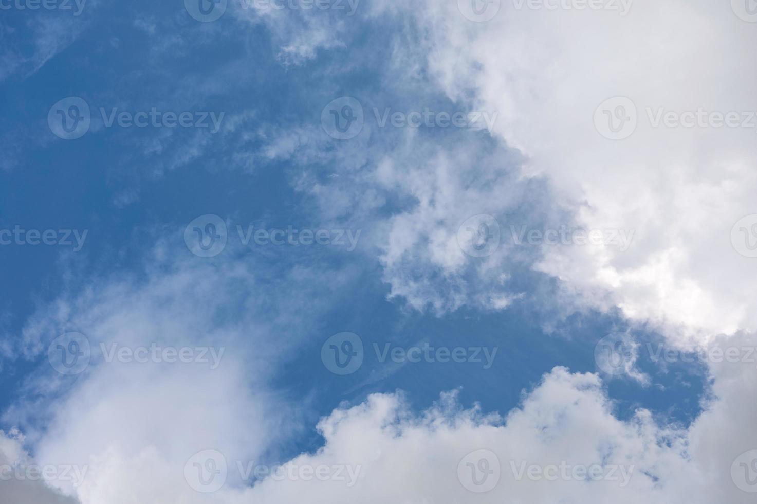 nuages blancs et ciel bleu photo