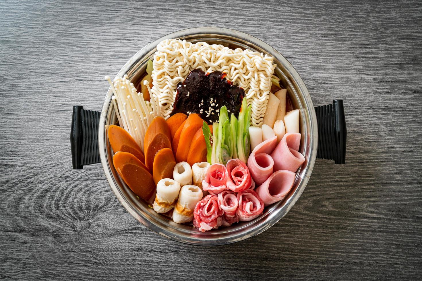 budae jjigae ou budaejjigae, ragoût de l'armée ou ragoût de base de l'armée, avec du kimchi, du spam, des saucisses, des nouilles ramen, et plus encore - un style de plat chaud coréen populaire photo