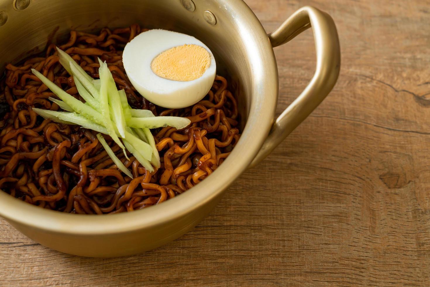 nouilles instantanées coréennes avec sauce aux haricots noirs garnie de concombre et œuf à la coque, jjajangmyeon - style de cuisine coréenne photo