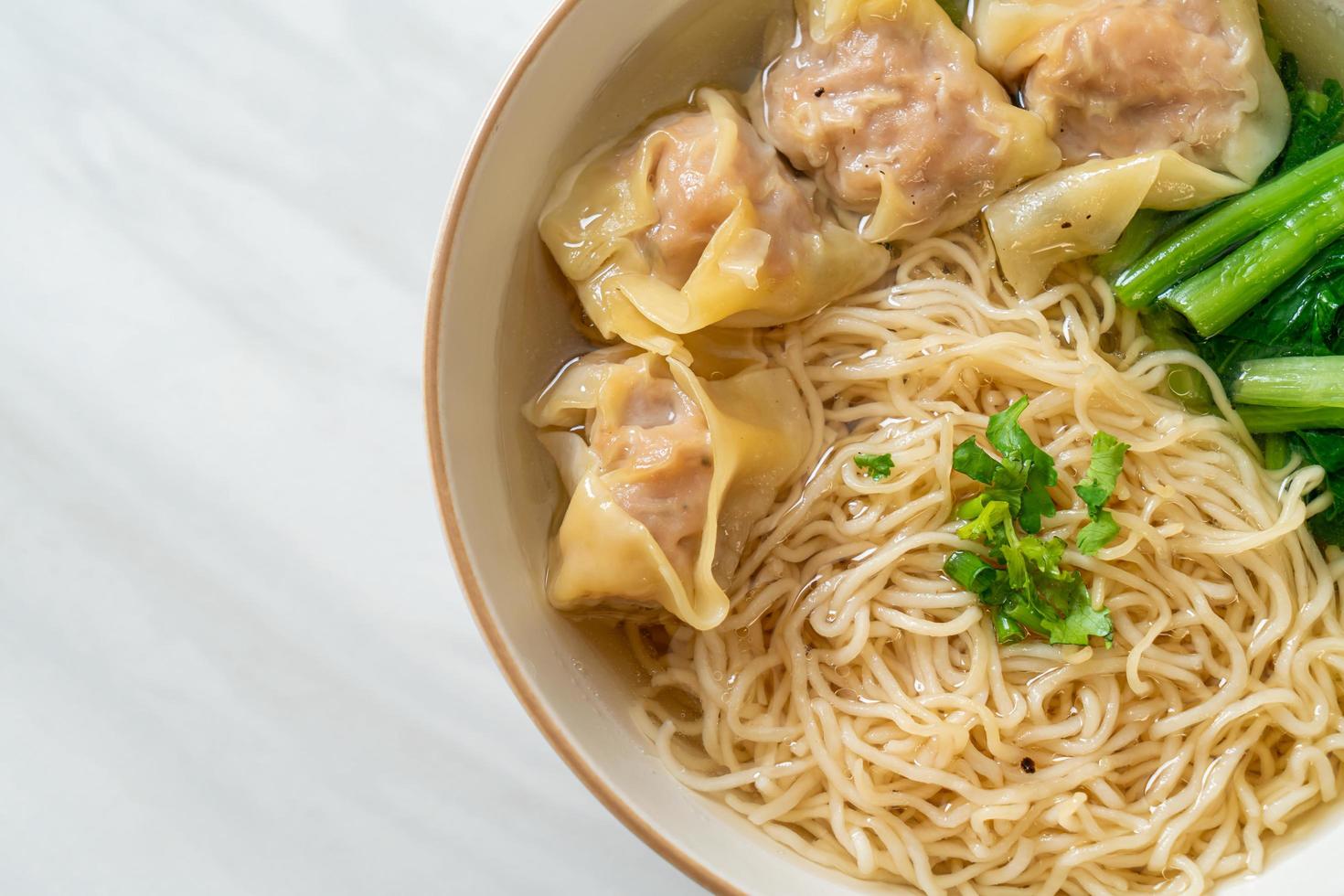 nouilles aux œufs avec soupe wonton au porc ou soupe de boulettes de porc et légumes - style cuisine asiatique photo