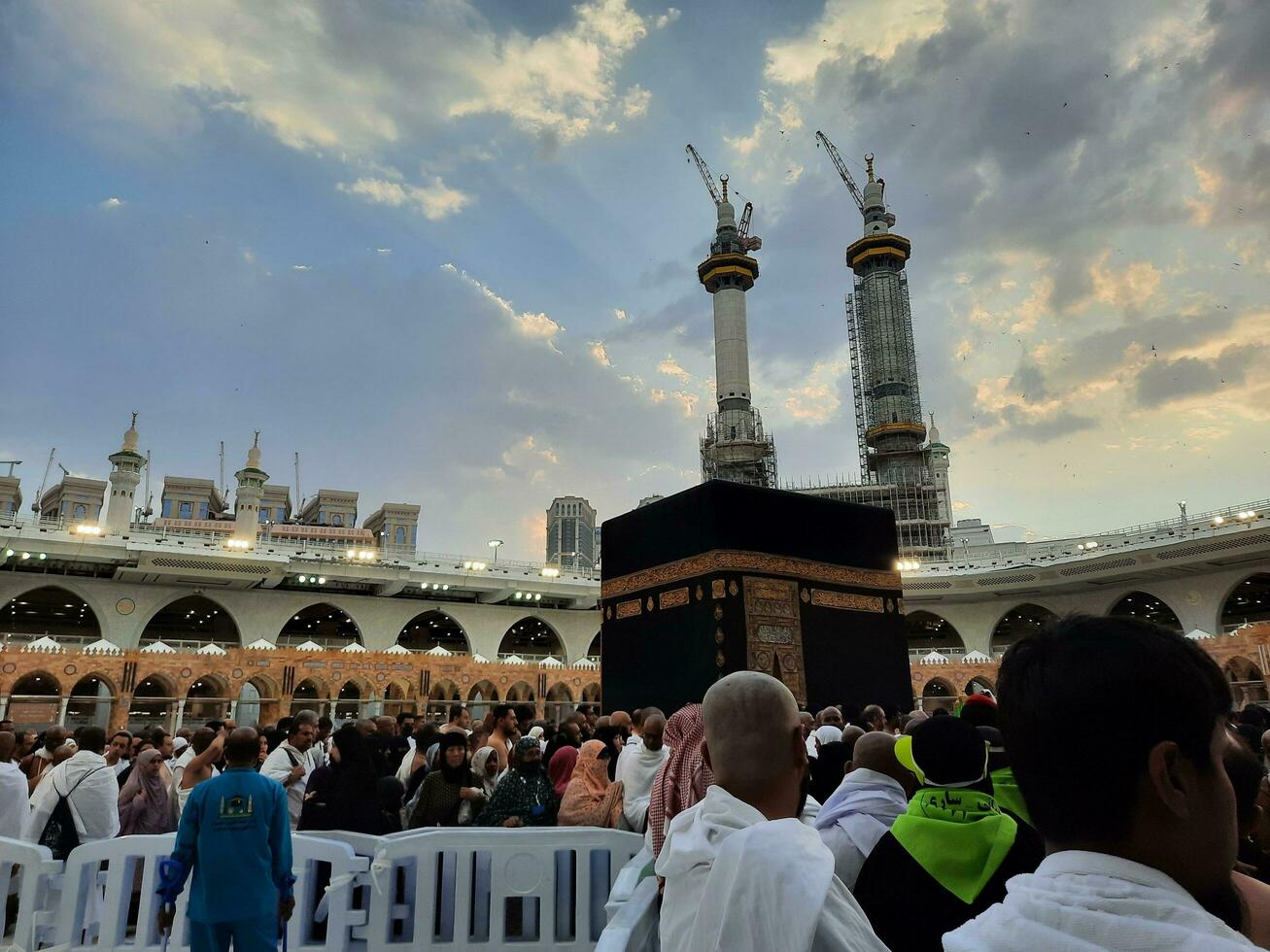 Mecque, saoudien Saoudite, juin 2023 - pèlerins de différent des pays autour le monde effectuer tawaf dans le Cour de masjid Al haram, Mecque dans le soir. photo